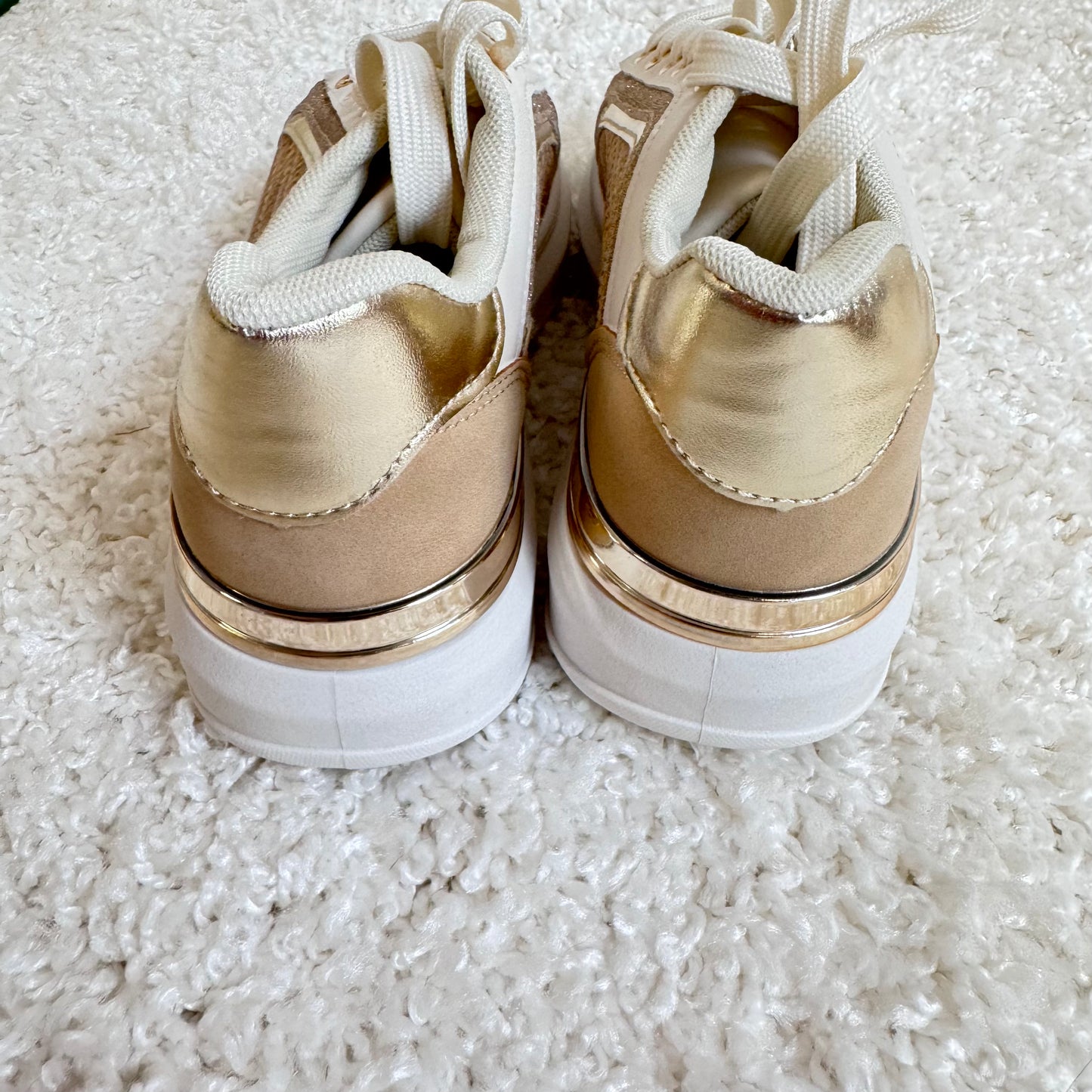 Designer-Sneaker in Weiß / Gold