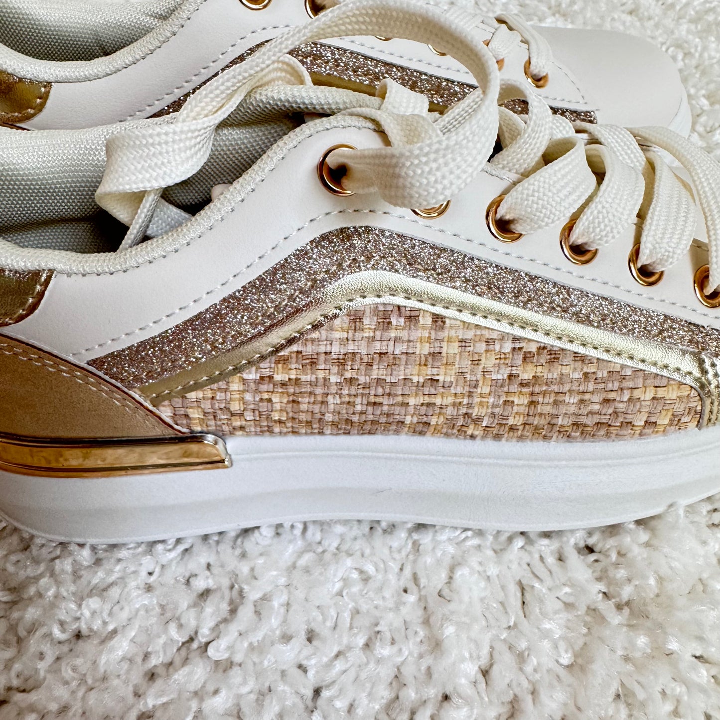 Designer-Sneaker in Weiß / Gold