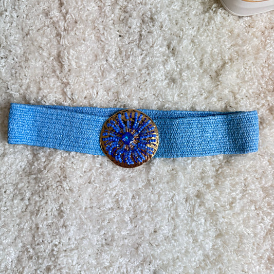 Blauer Gürtel mit dekorativem Knopf