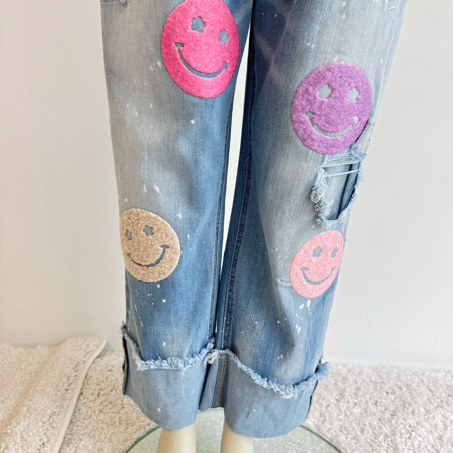 Damen-Jeans mit fröhlichen Smiley-Applikationen