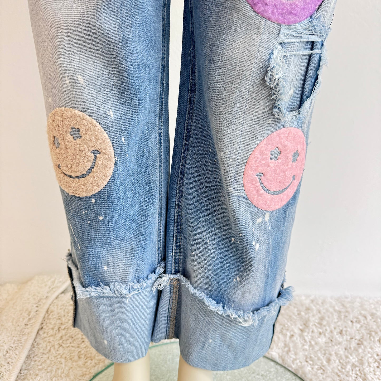 Damen-Jeans mit fröhlichen Smiley-Applikationen