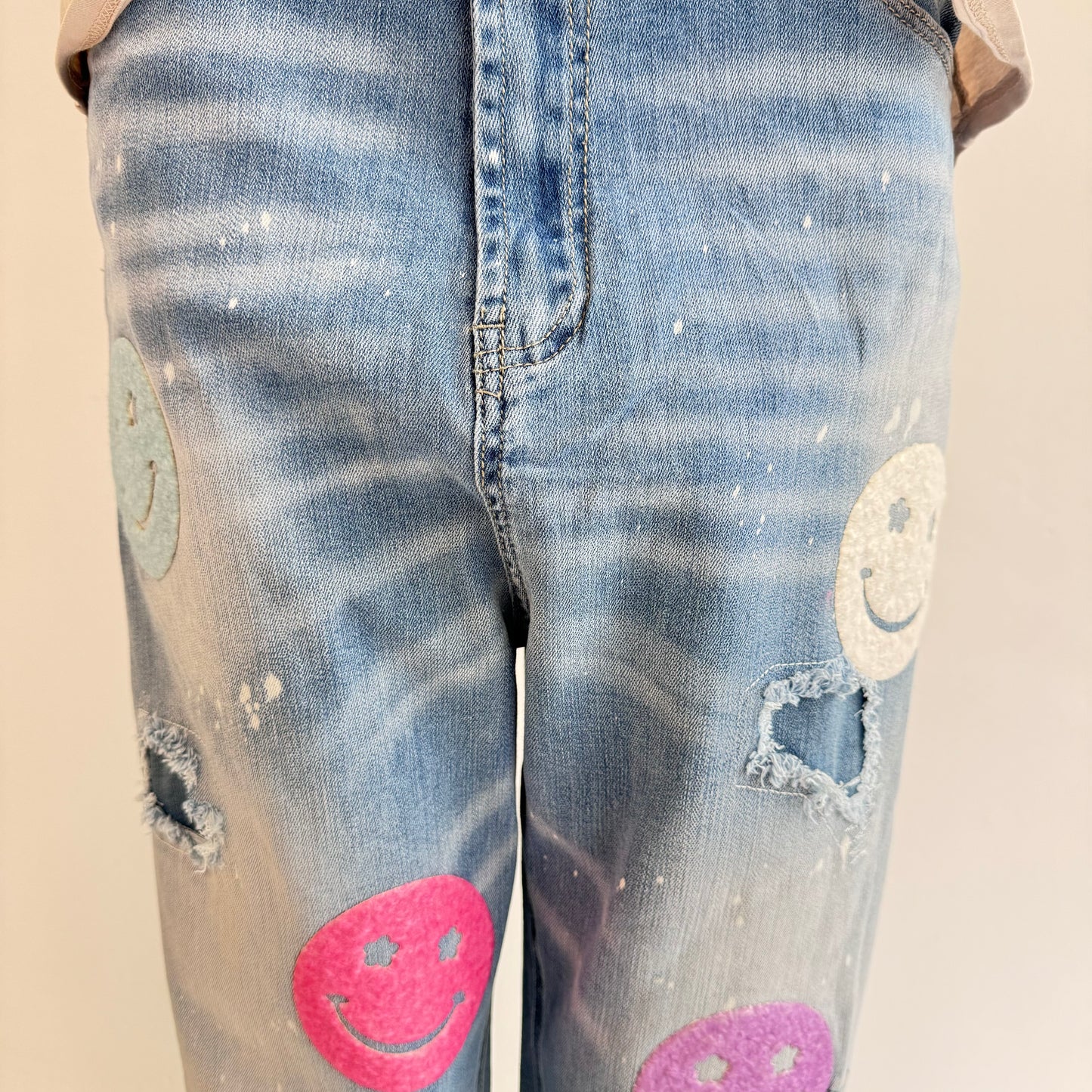 Damen-Jeans mit fröhlichen Smiley-Applikationen