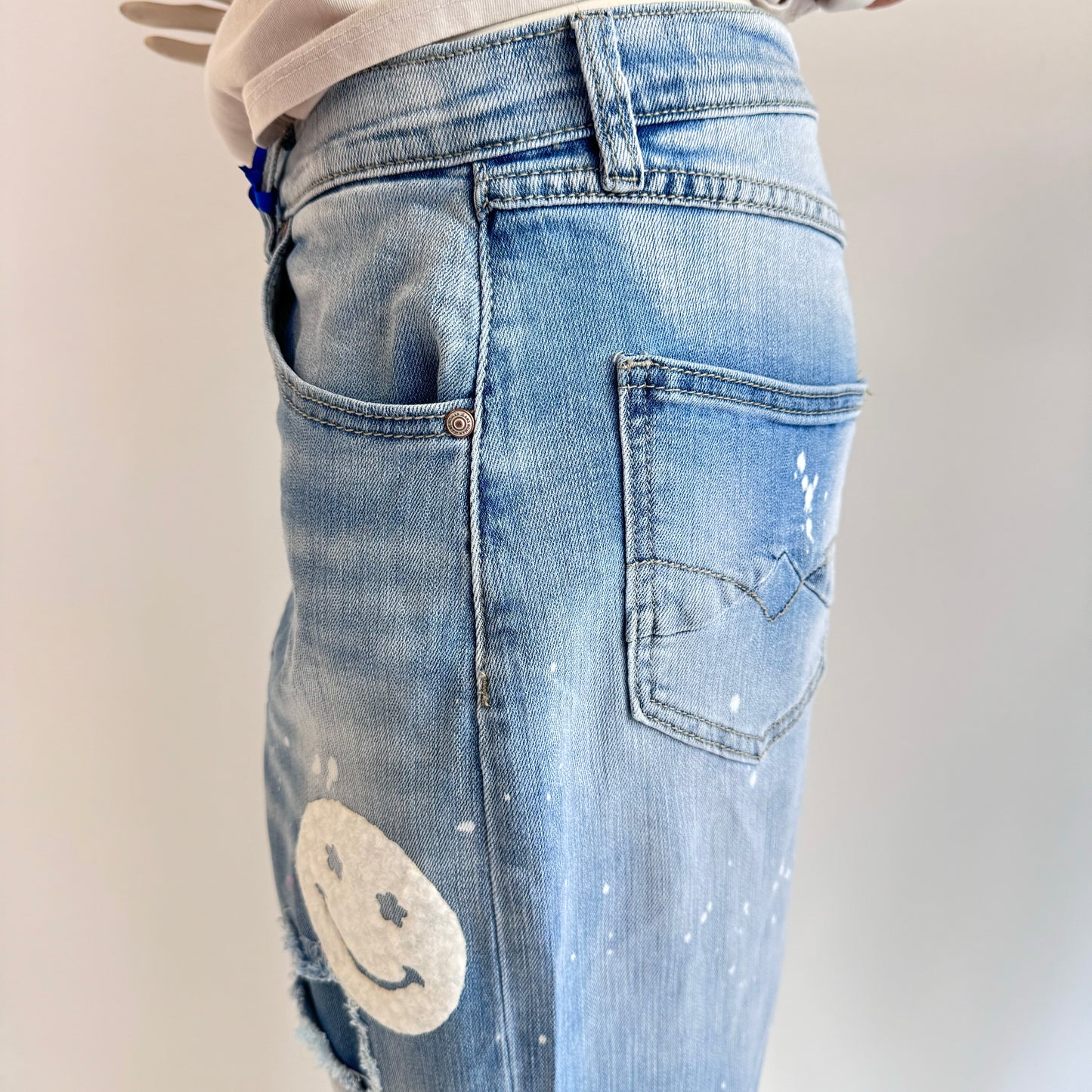 Damen-Jeans mit fröhlichen Smiley-Applikationen