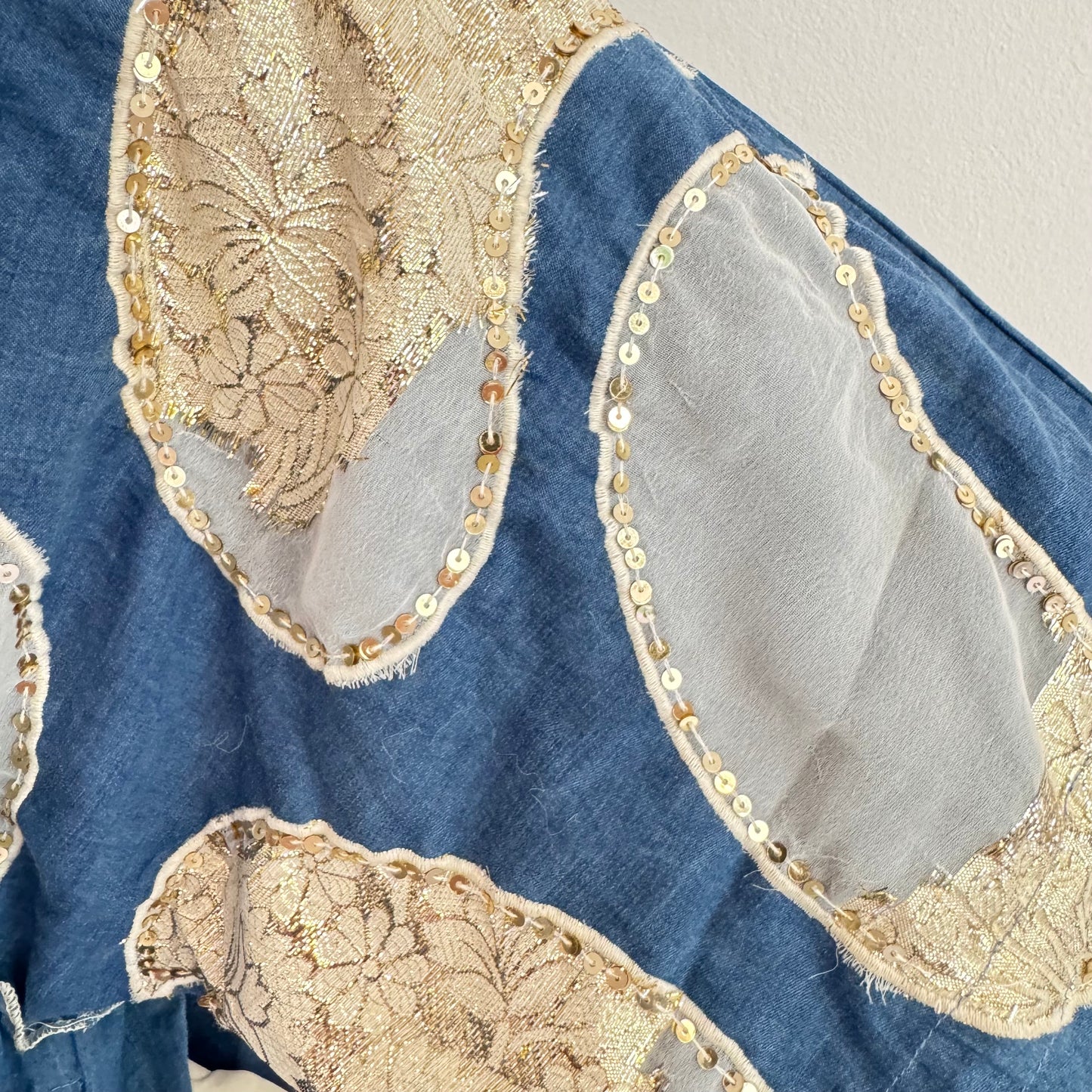 "Denim Dream" – Besticktes Jeanskleid mit Taschen
