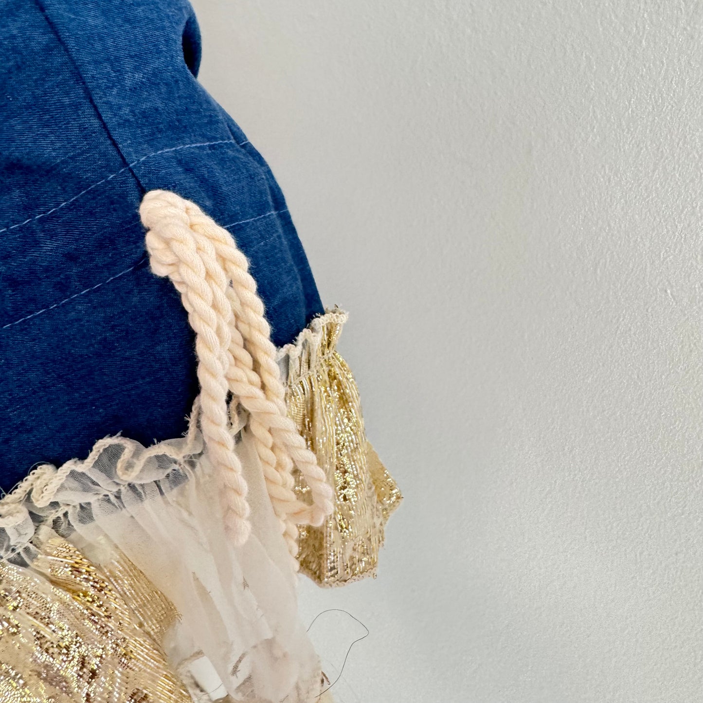 "Denim Dream" – Besticktes Jeanskleid mit Taschen