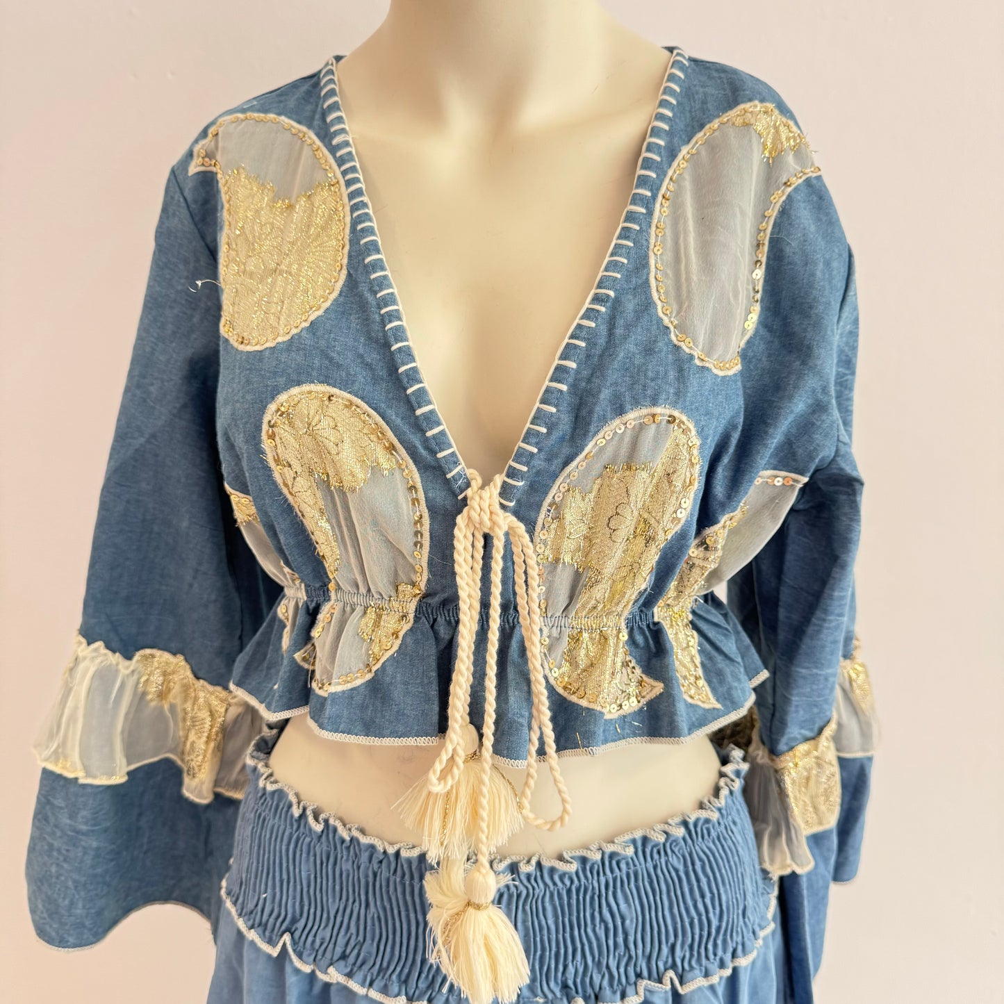 "Vintage Charm" – Baumwoll-Crop-Shirt mit Spitzenapplikationen