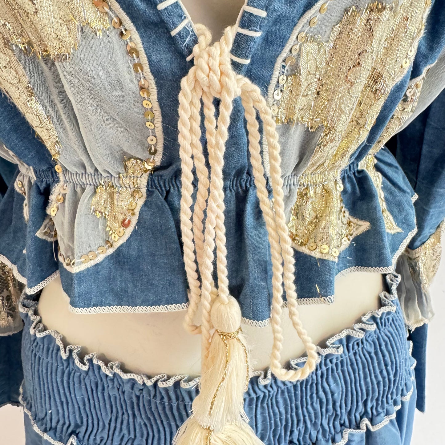 "Vintage Charm" – Baumwoll-Crop-Shirt mit Spitzenapplikationen