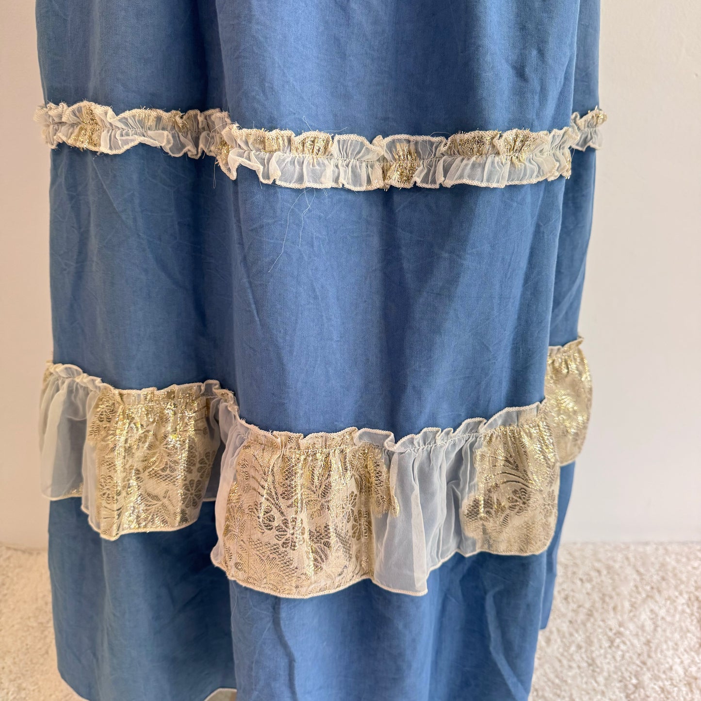 "Bohemian Blue" – Baumwollrock mit Spitzenverzierungen