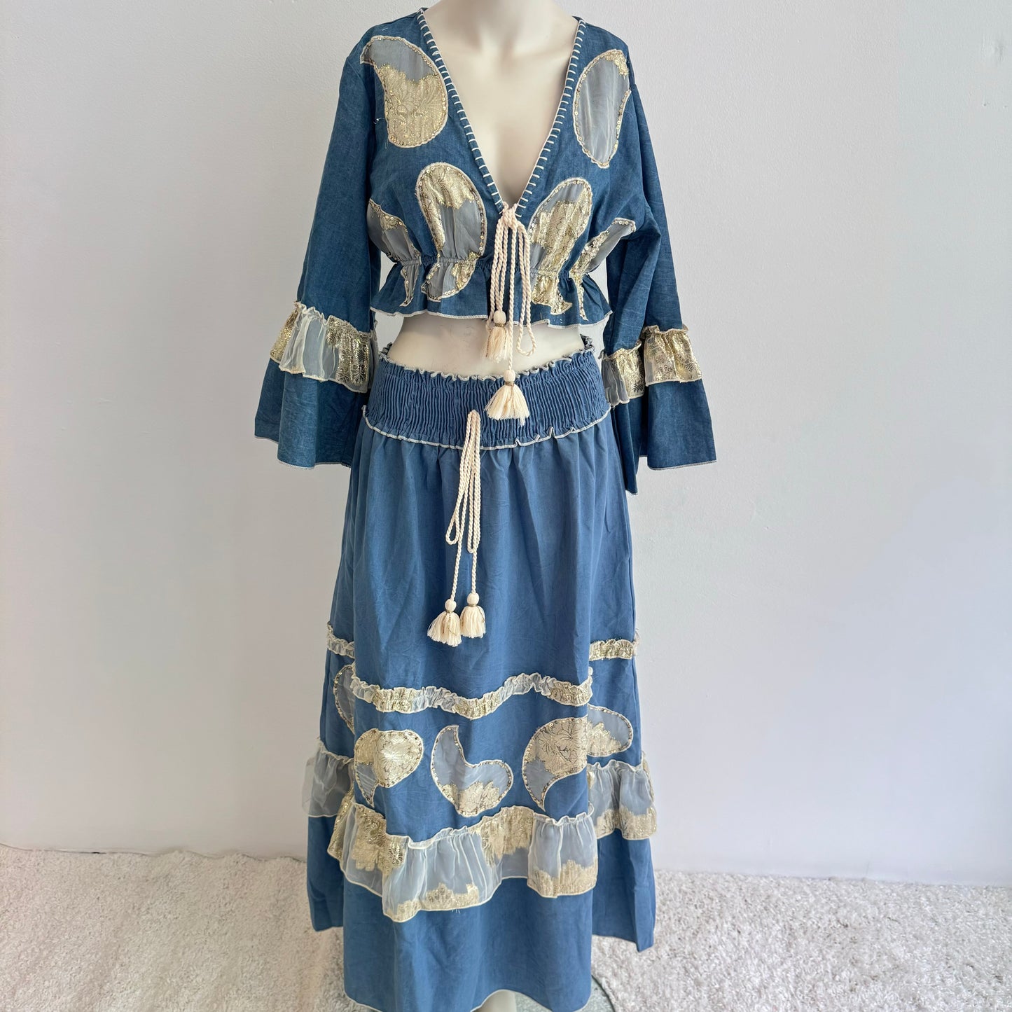 "Bohemian Blue" – Baumwollrock mit Spitzenverzierungen