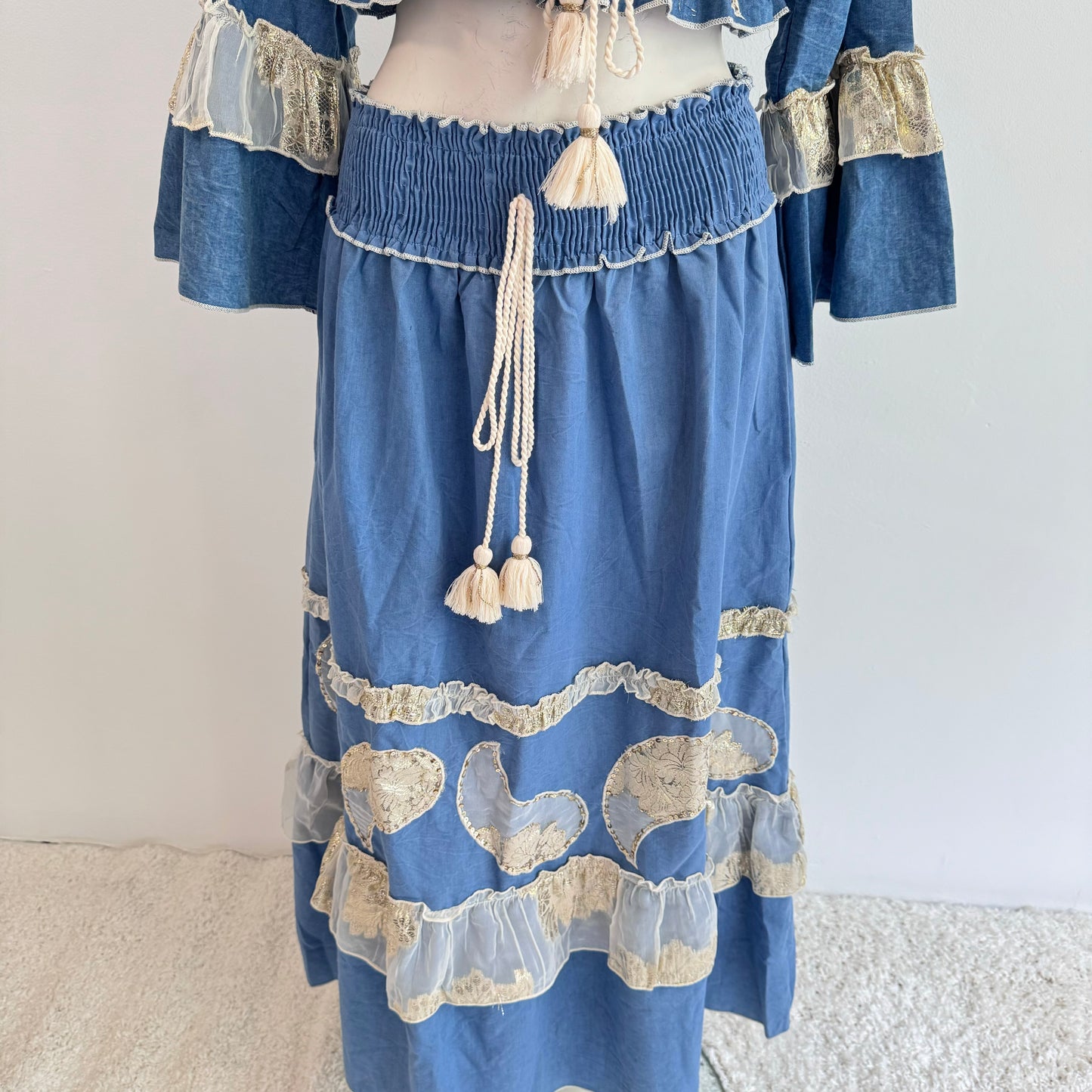 "Bohemian Blue" – Baumwollrock mit Spitzenverzierungen