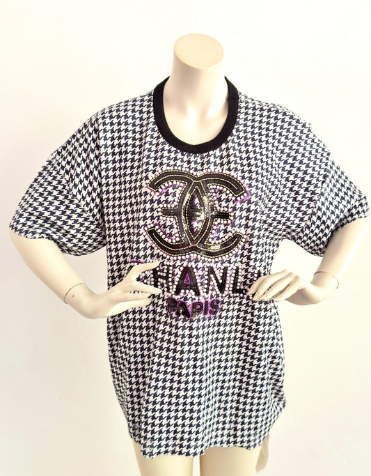 Oversize T-Shirt im Hahnentrittmuster mit Statement-Stickerei & Pailletten | Größe 36–46