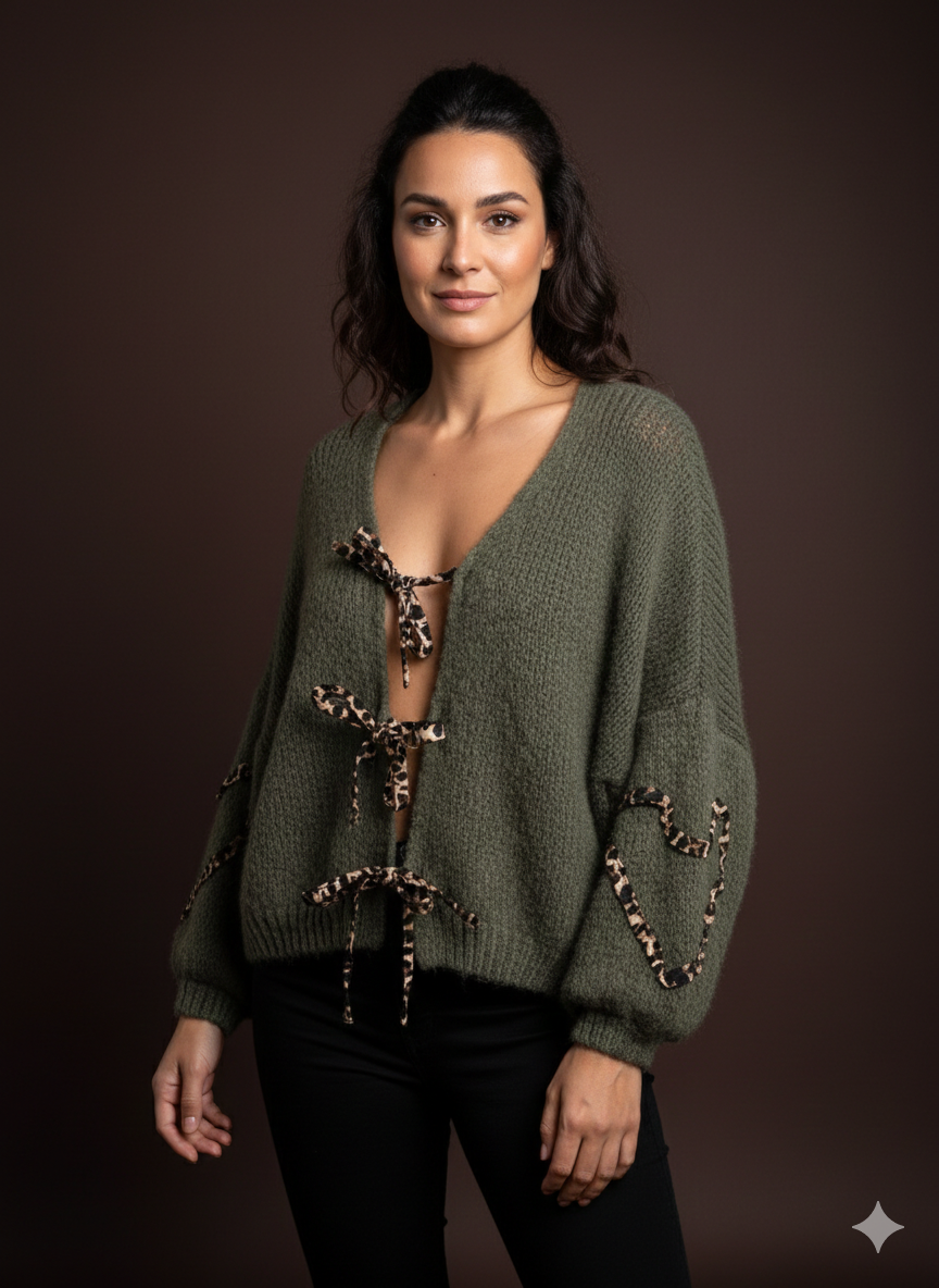 Damesvest met speelse linten in luipaardprint en hartjesdetails in luipaardprint.