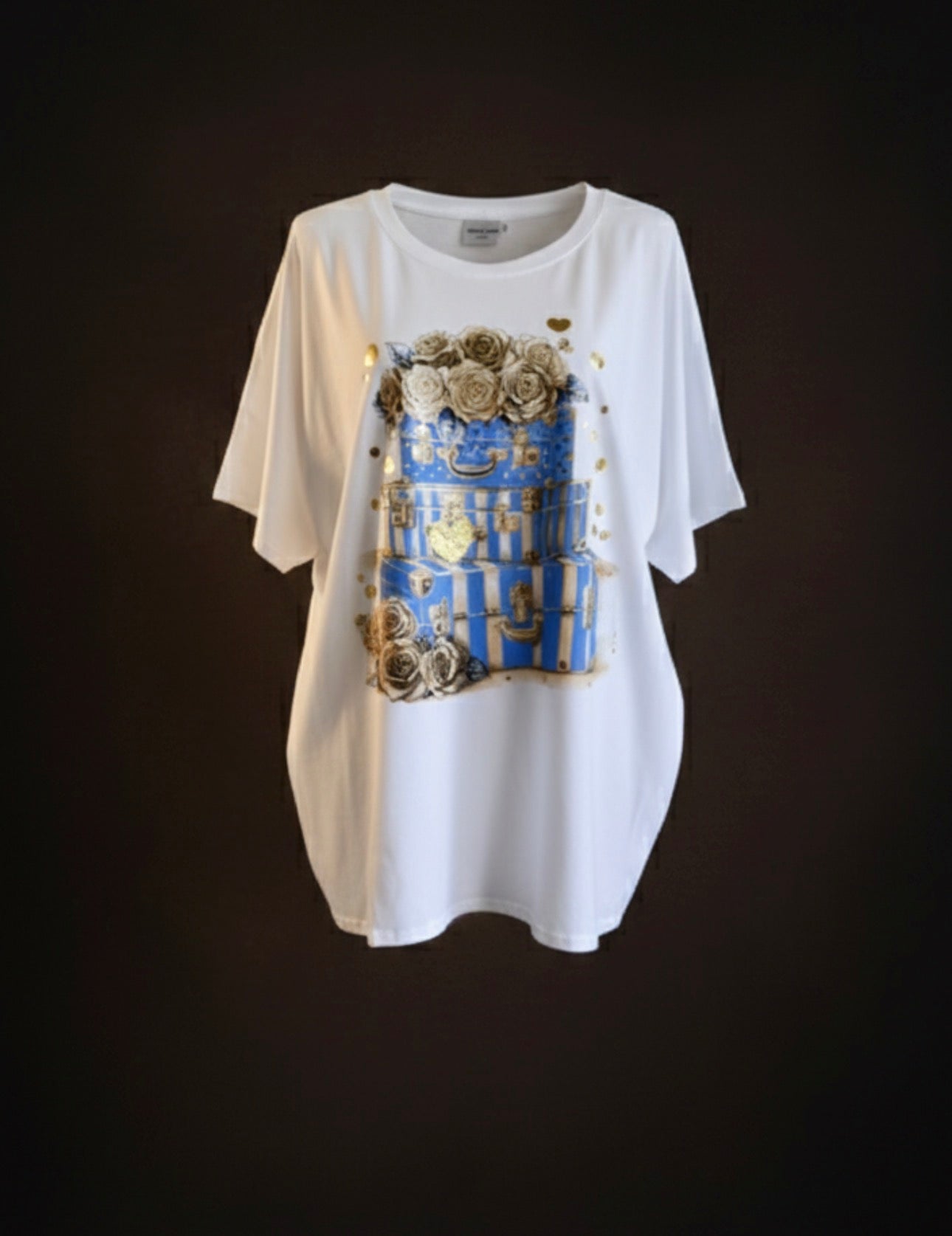 Dames T-shirt voor vrouwen met rondingen, wit met print van een koffer in blauw en beige – katoenen shirt voor maten 40-50