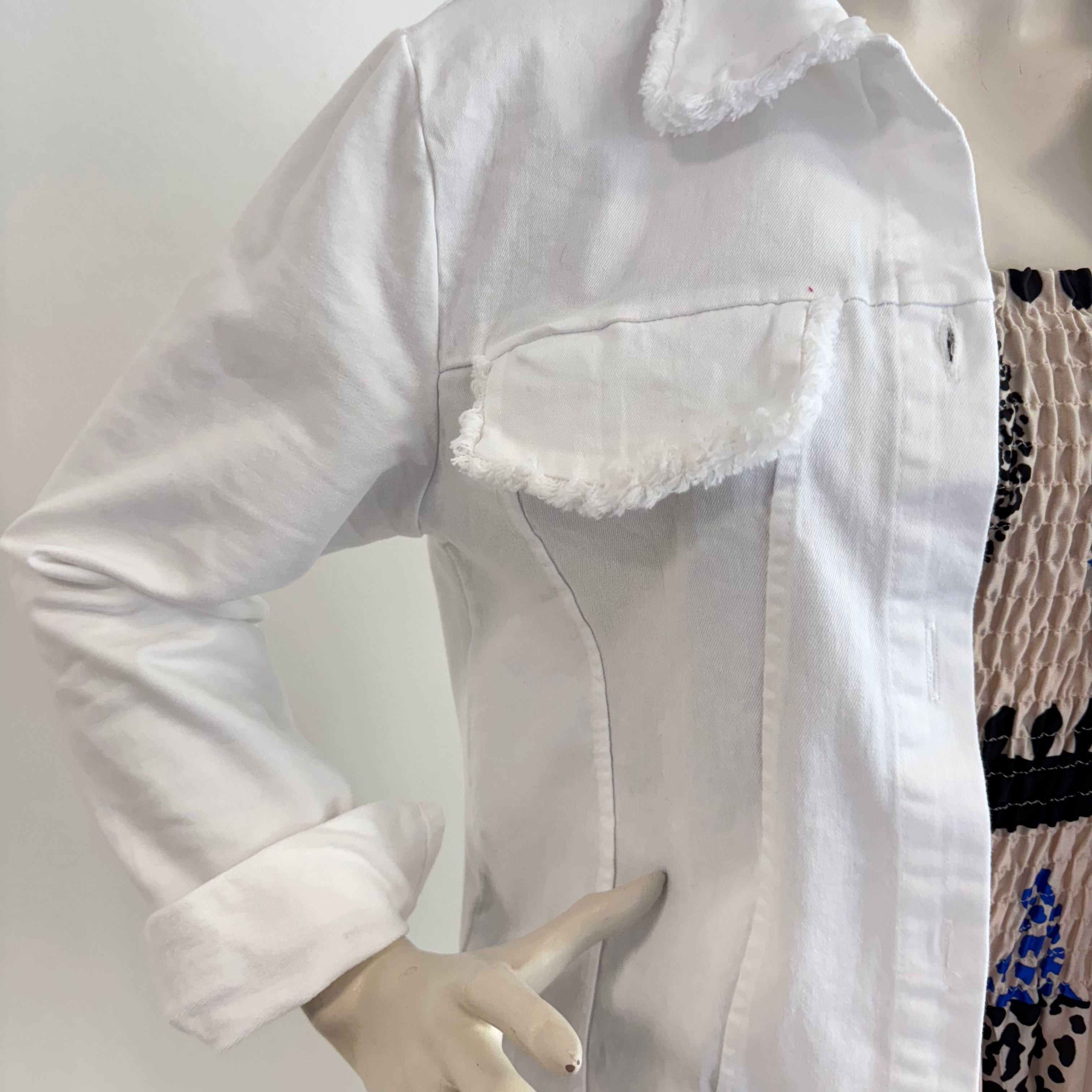 Weiße Denimjacke mit Fransen-Details