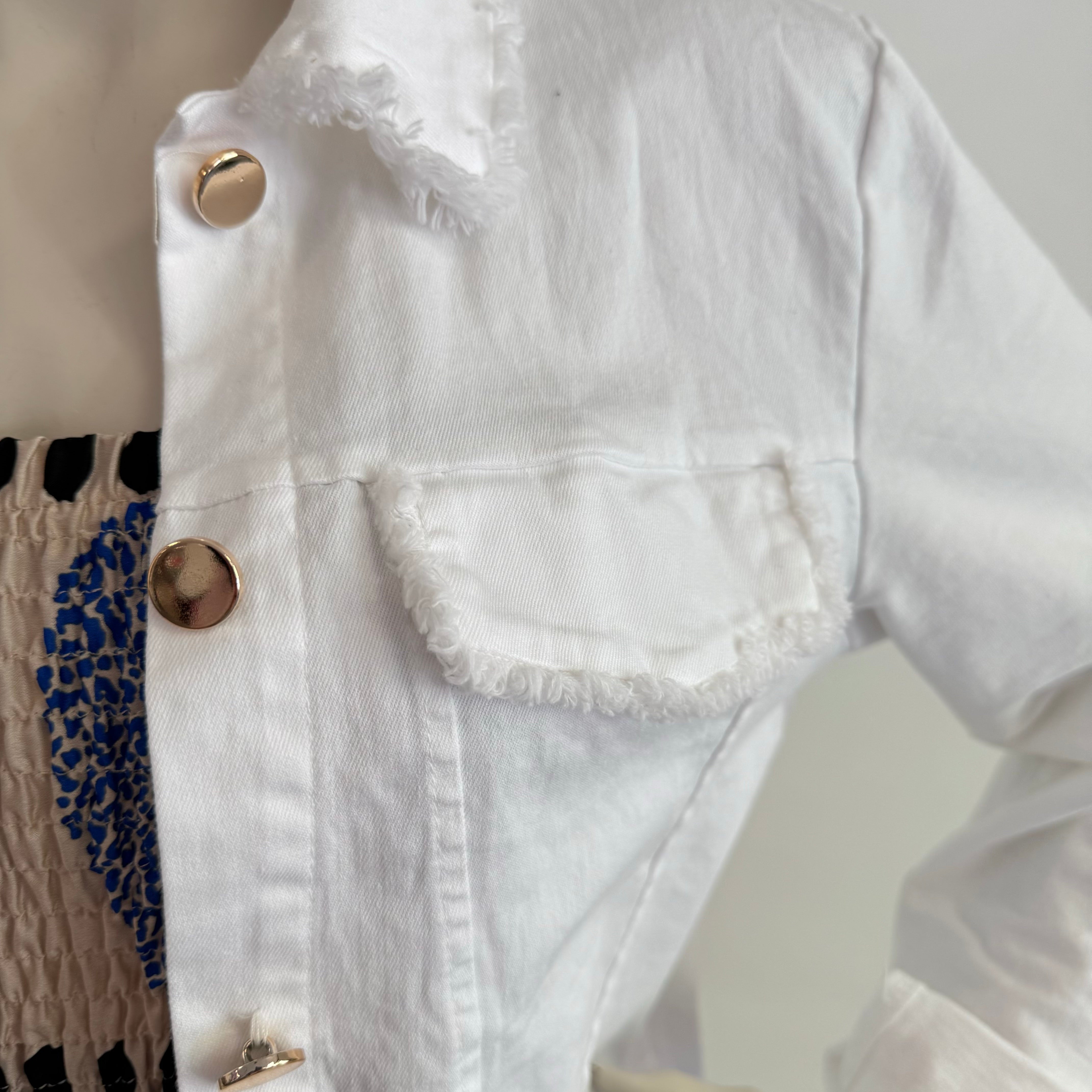 Weiße Denimjacke mit Fransen-Details