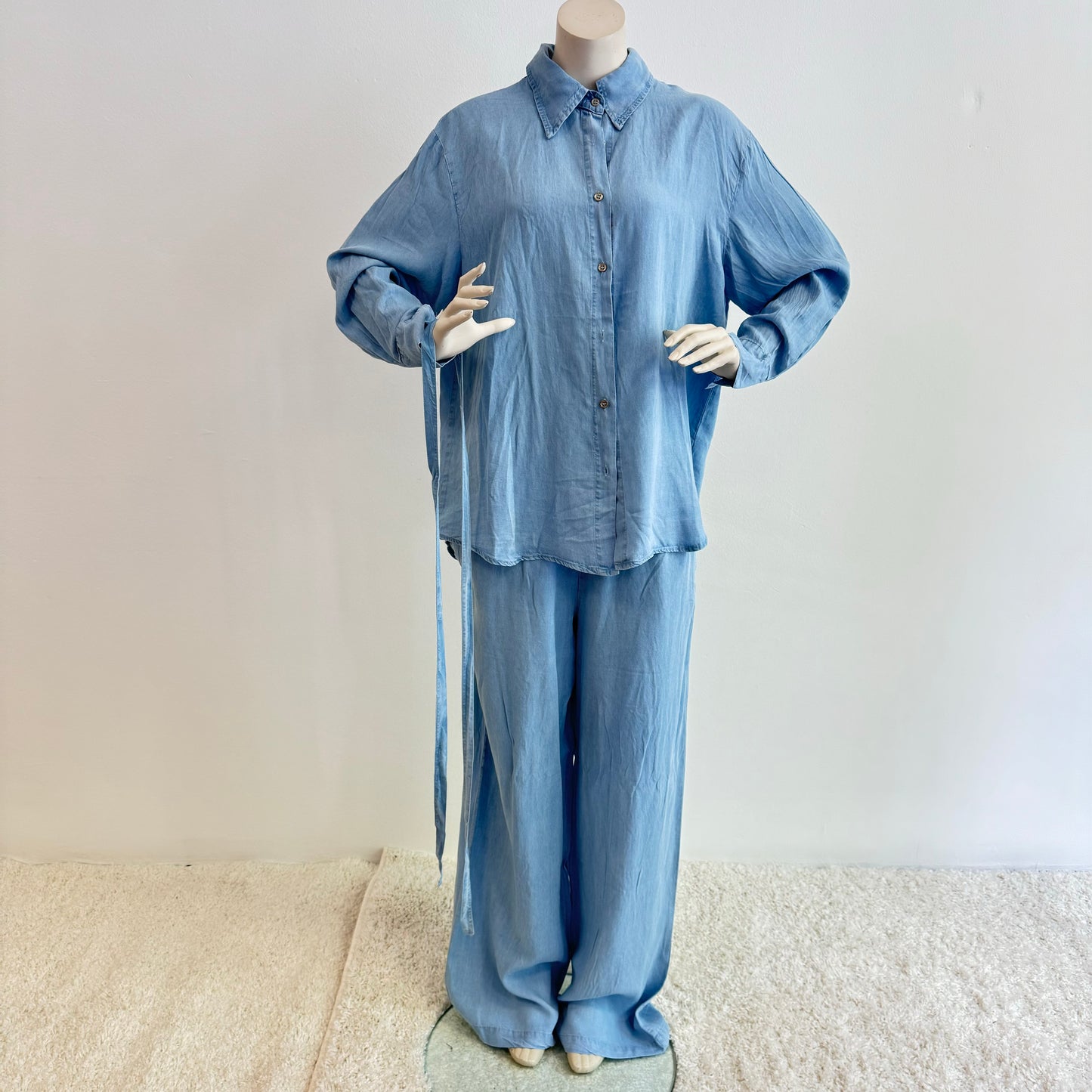 Eleganter Zweiteiler aus 100% Tencel in Blau