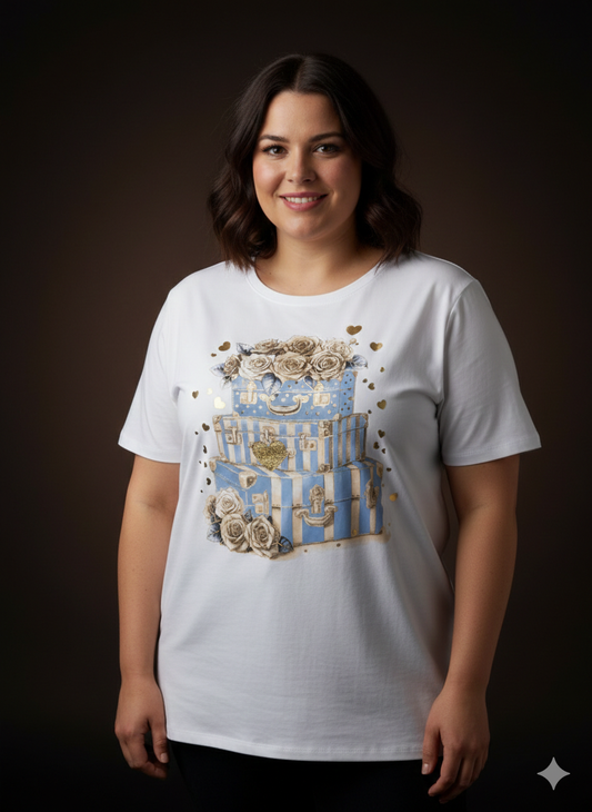 Dames T-shirt voor vrouwen met rondingen, wit met print van een koffer in blauw en beige – katoenen shirt voor maten 40-50