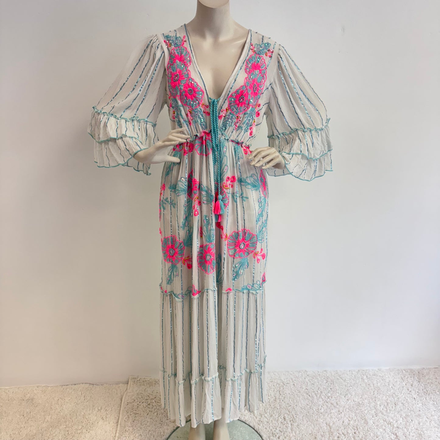 Boho-Chic Maxi Kleid mit Blumenstickerei und Volantärmeln