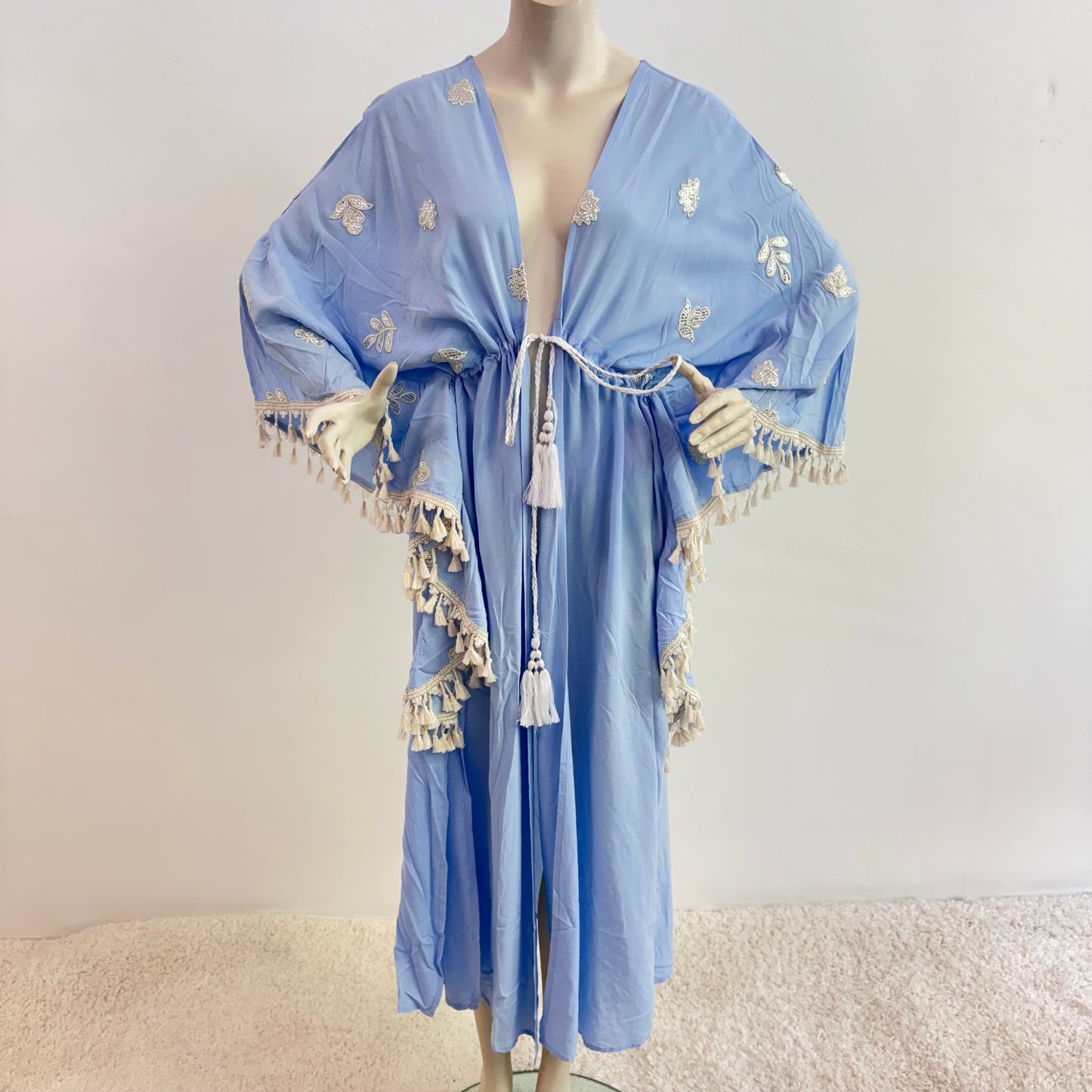 Eleganter Hellblauer Kaftan mit Stickereien und Quasten