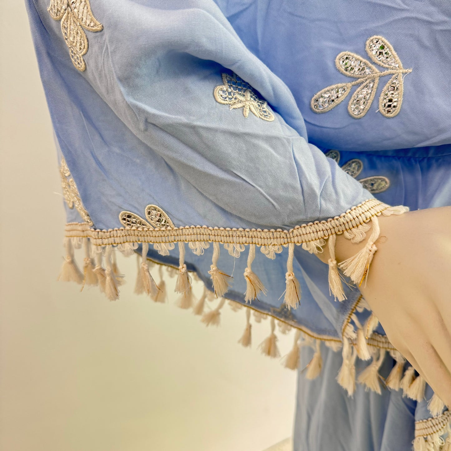 Eleganter Hellblauer Kaftan mit Stickereien und Quasten