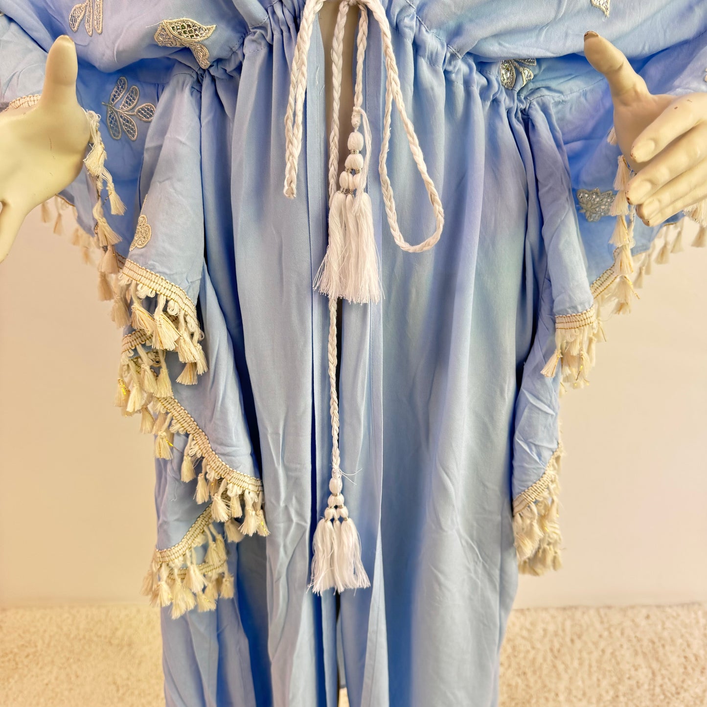 Eleganter Hellblauer Kaftan mit Stickereien und Quasten