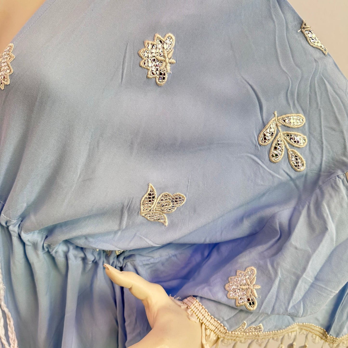 Eleganter Hellblauer Kaftan mit Stickereien und Quasten