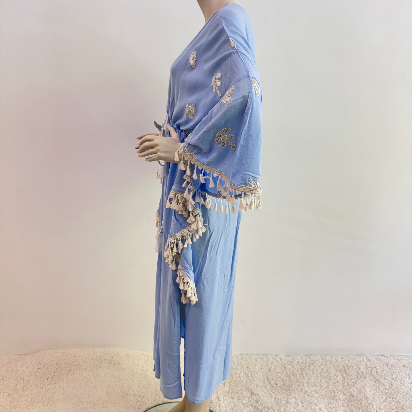 Eleganter Hellblauer Kaftan mit Stickereien und Quasten