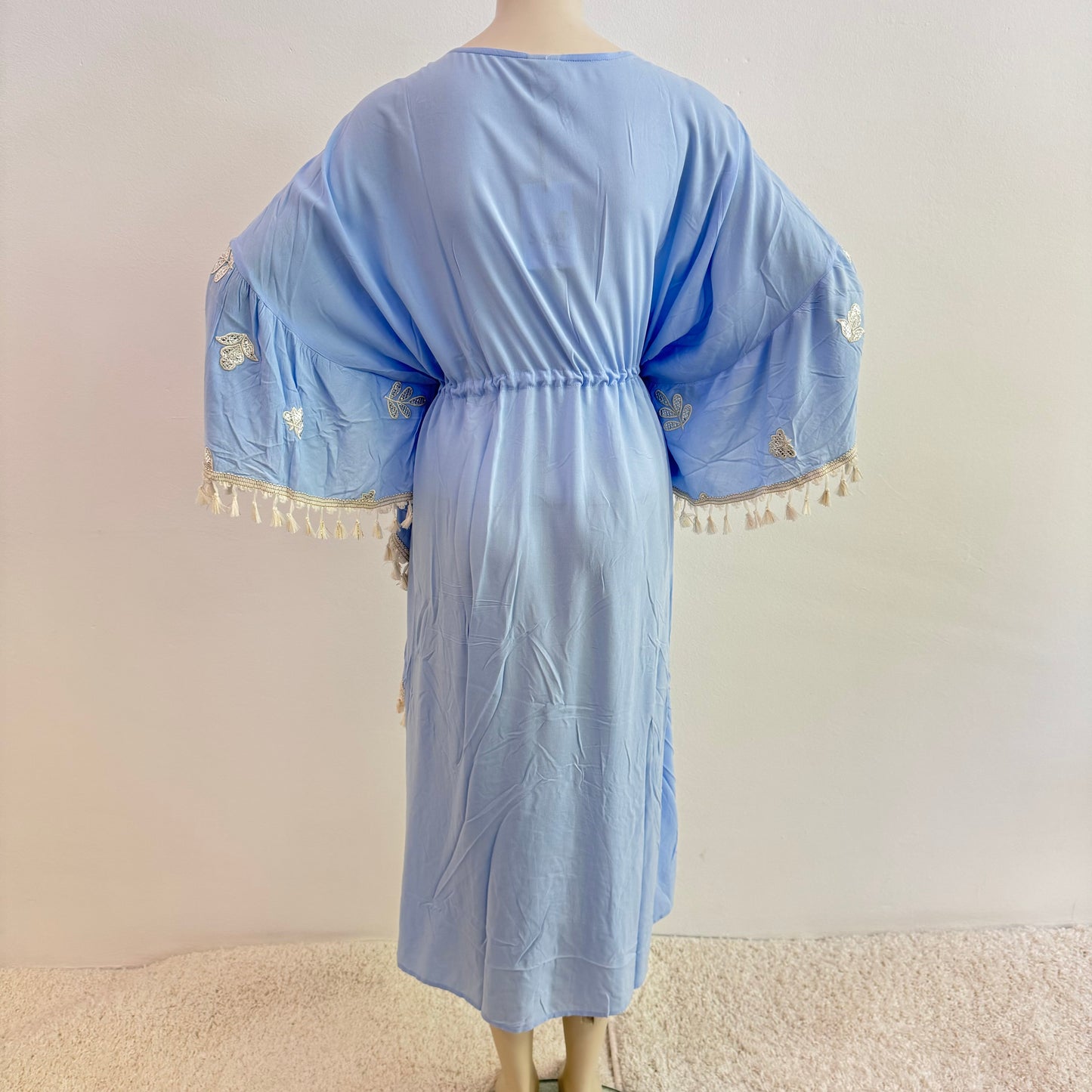 Eleganter Hellblauer Kaftan mit Stickereien und Quasten