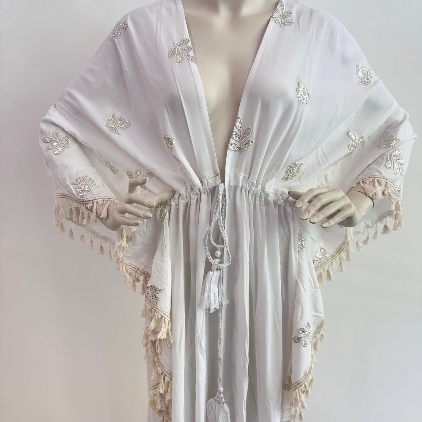 Eleganter Kimono aus 100% Viskose mit Stickereien und Quasten