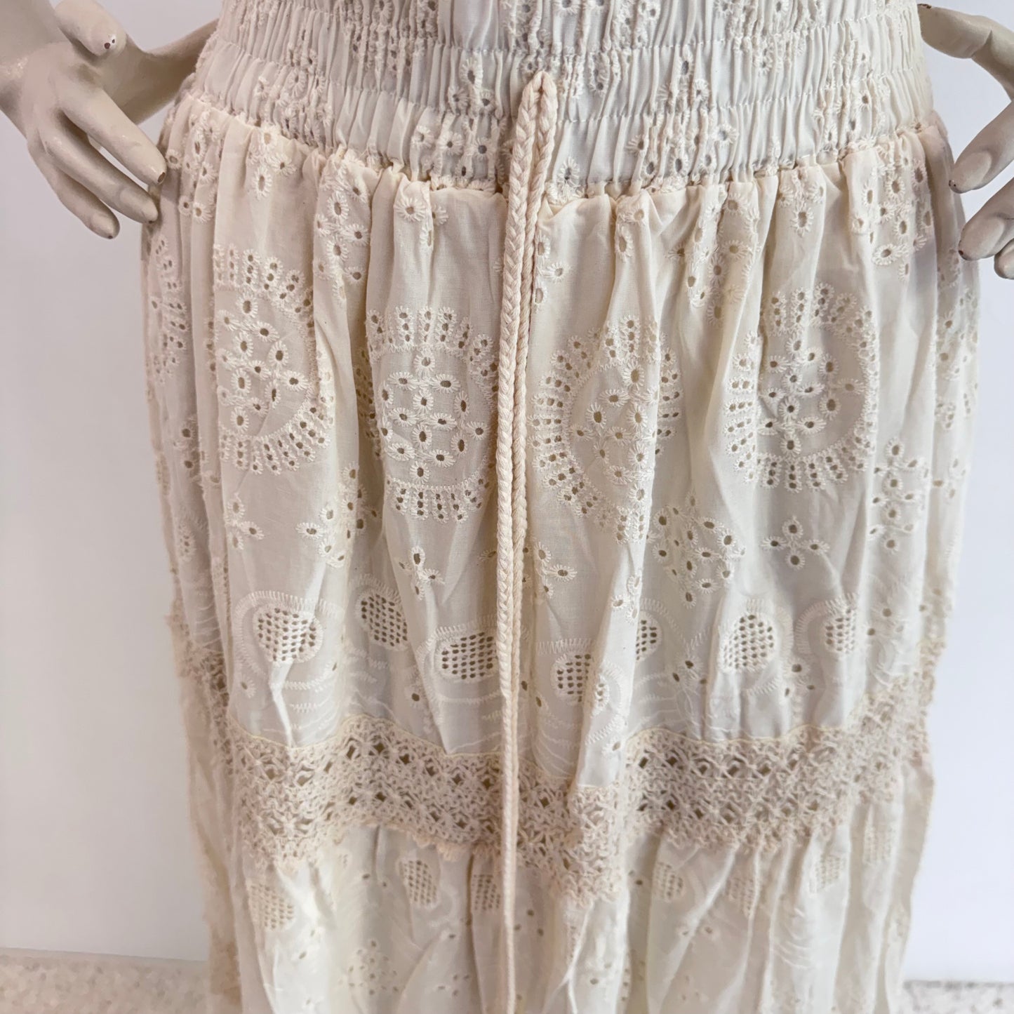 Boho-Spitzenrock in Creme mit Stickereien und Quasten