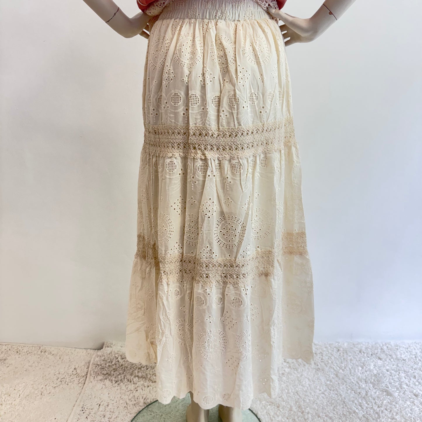 Boho-Spitzenrock in Creme mit Stickereien und Quasten