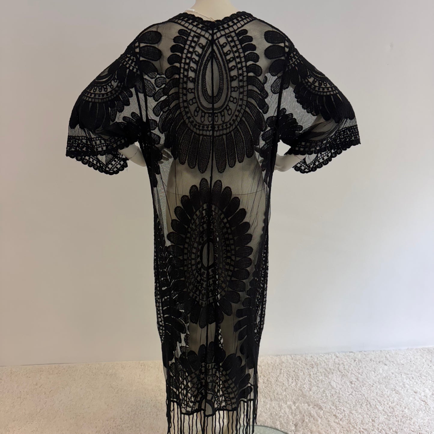 Eleganter Schwarzer Spitzen-Kaftan mit Fransen