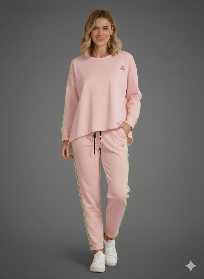 Dames tweedelige set/combinatie bestaande uit een broek en een lange blouse, verkrijgbaar in vele kleuren en maten 38-42+.