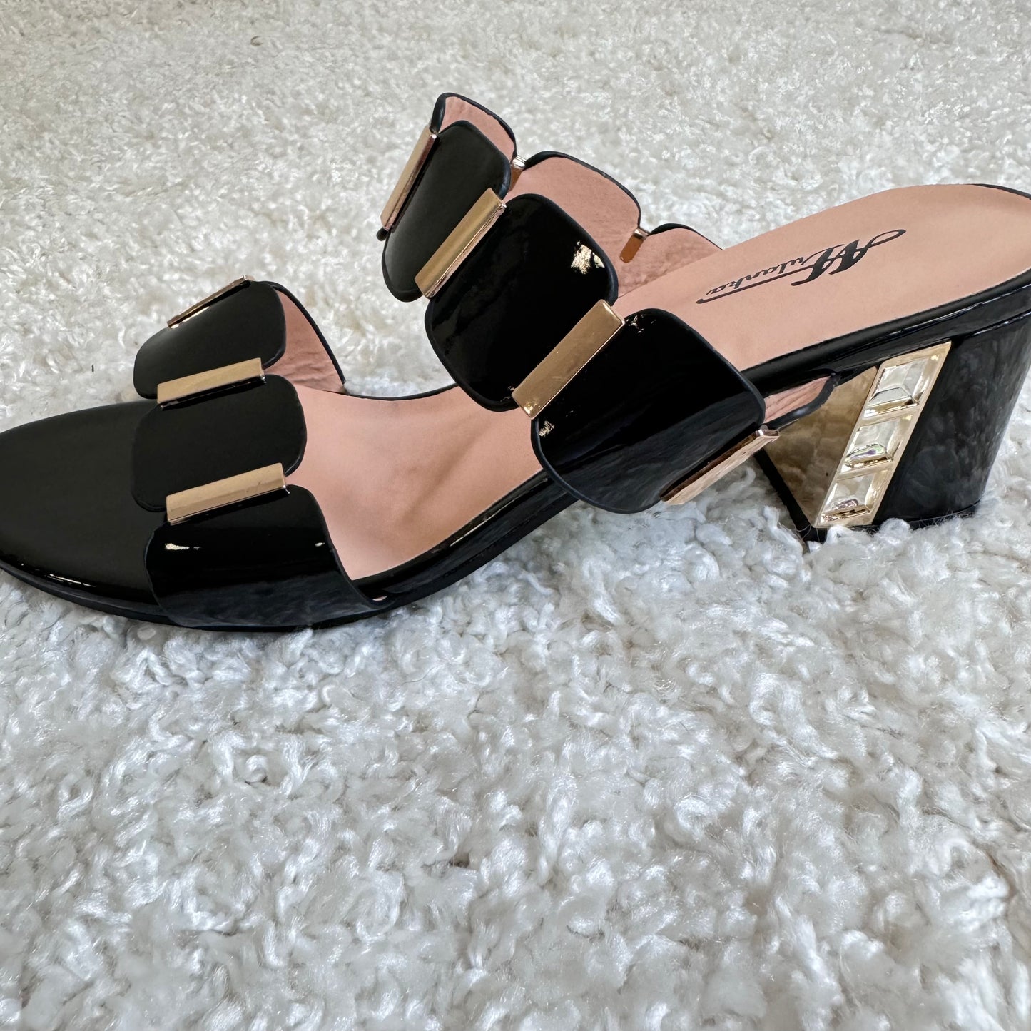 Elegante Schwarze Sandalen mit Goldakzenten