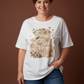 Dames T-shirt voor vrouwen met rondingen, wit met print van een koffer in blauw en beige – katoenen shirt voor maten 40-50