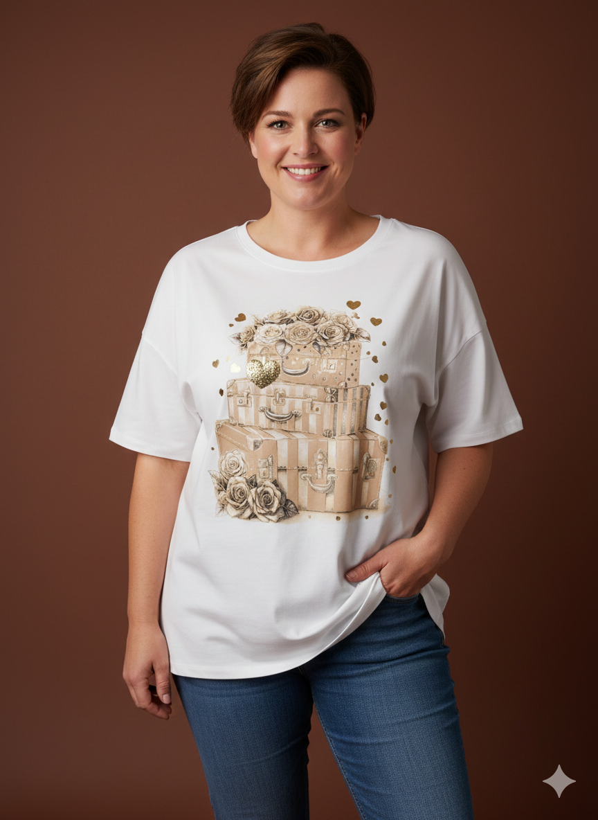 Dames T-shirt voor vrouwen met rondingen, wit met print van een koffer in blauw en beige – katoenen shirt voor maten 40-50
