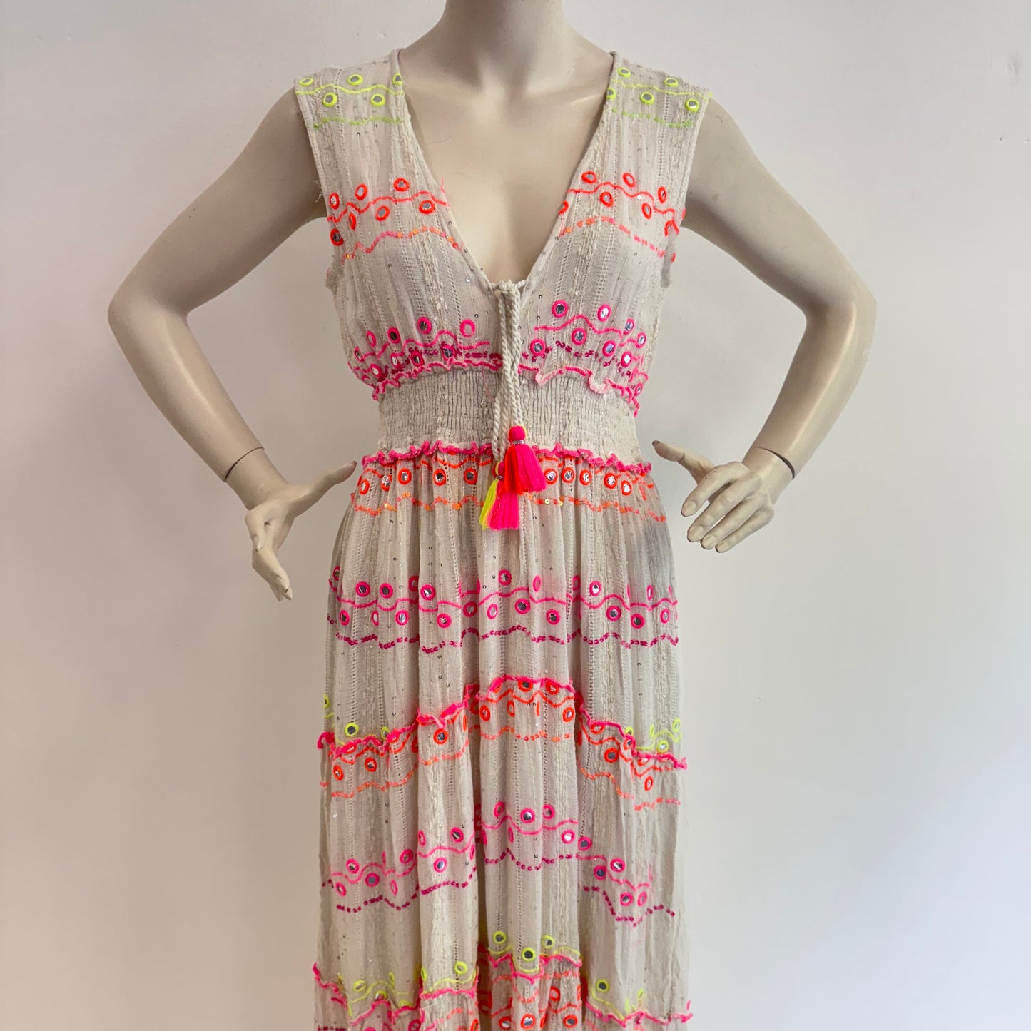 Sommerliches Maxikleid mit Neon-Stickereien Katja