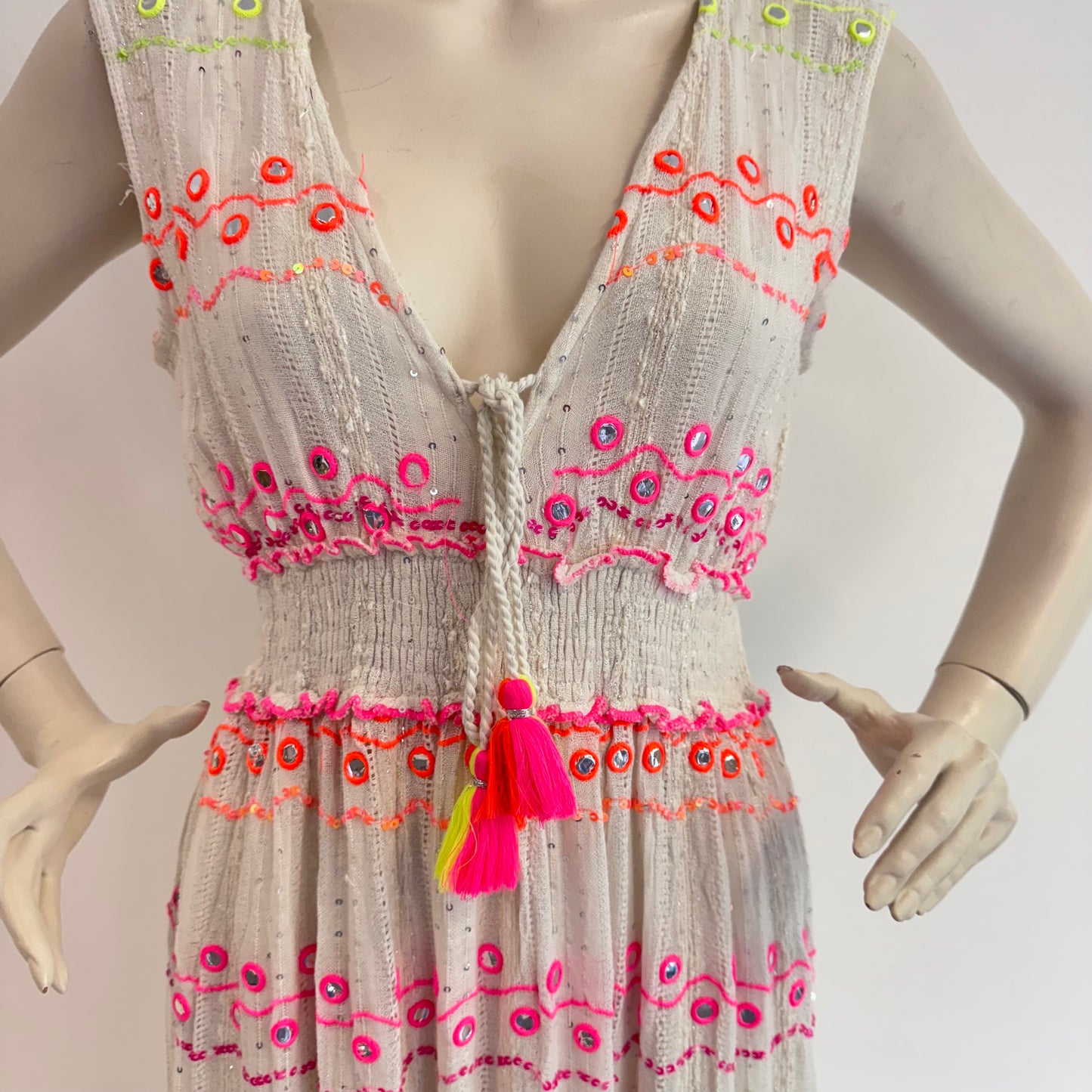 Sommerliches Maxikleid mit Neon-Stickereien Katja