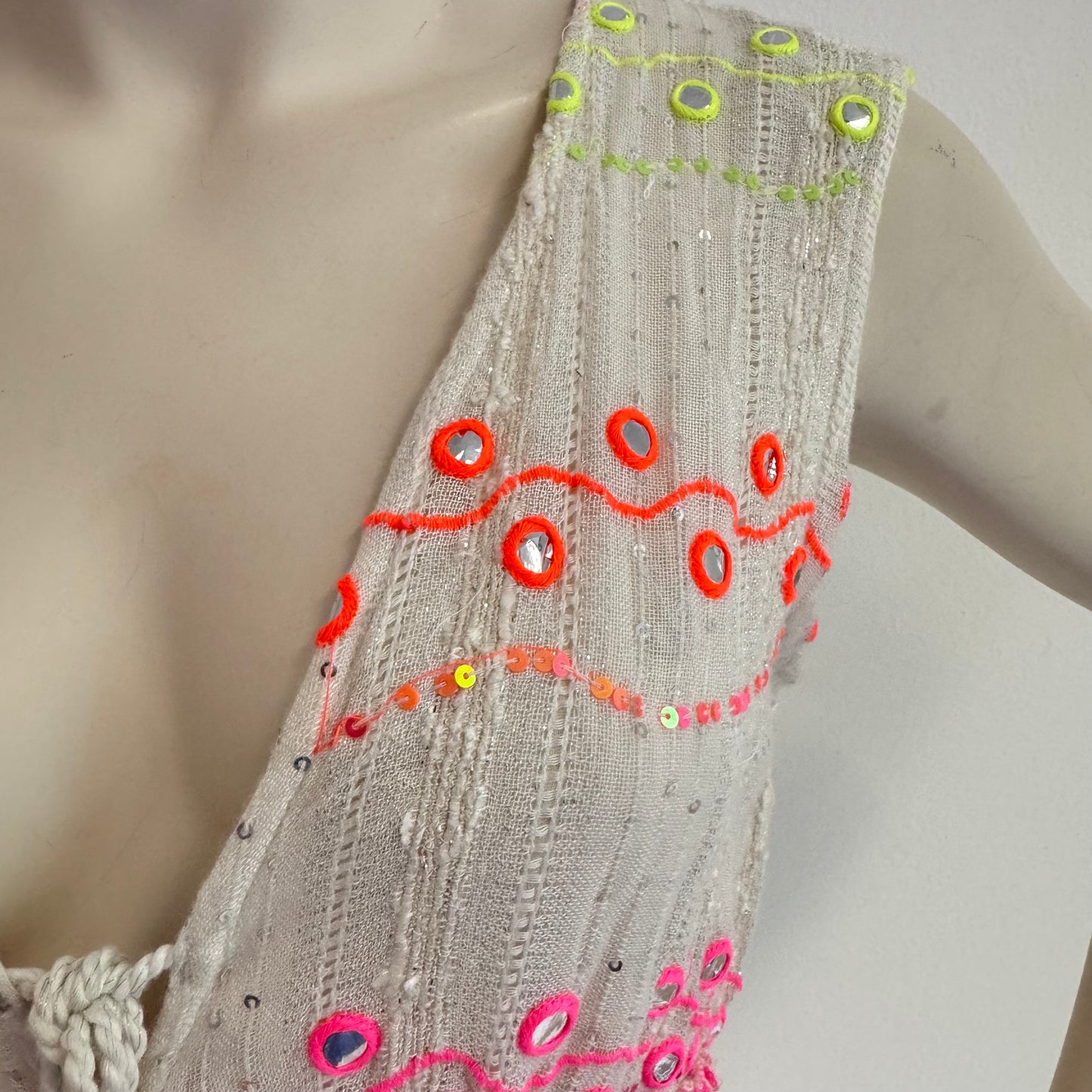 Sommerliches Maxikleid mit Neon-Stickereien Katja