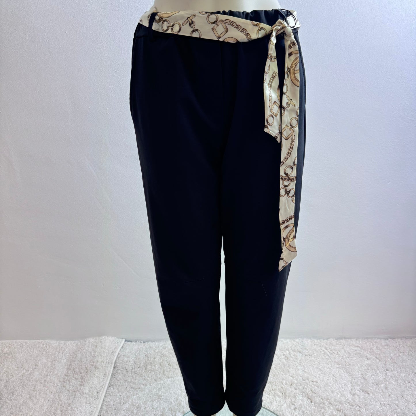 Elegante Damenhose mit Seidenschal