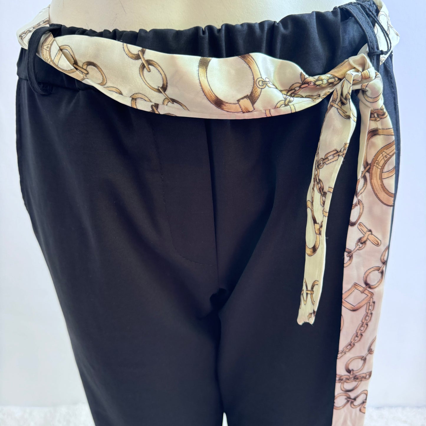 Elegante Damenhose mit Seidenschal