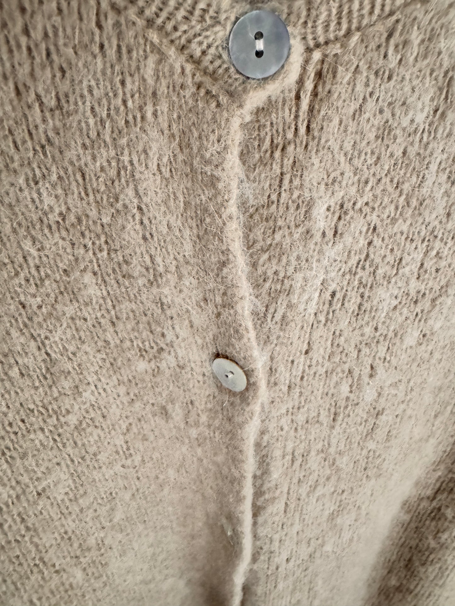 Damen Strickjacke Beige mit V-Ausschnitt & Volant-Ärmeln – Cardigan 38–42