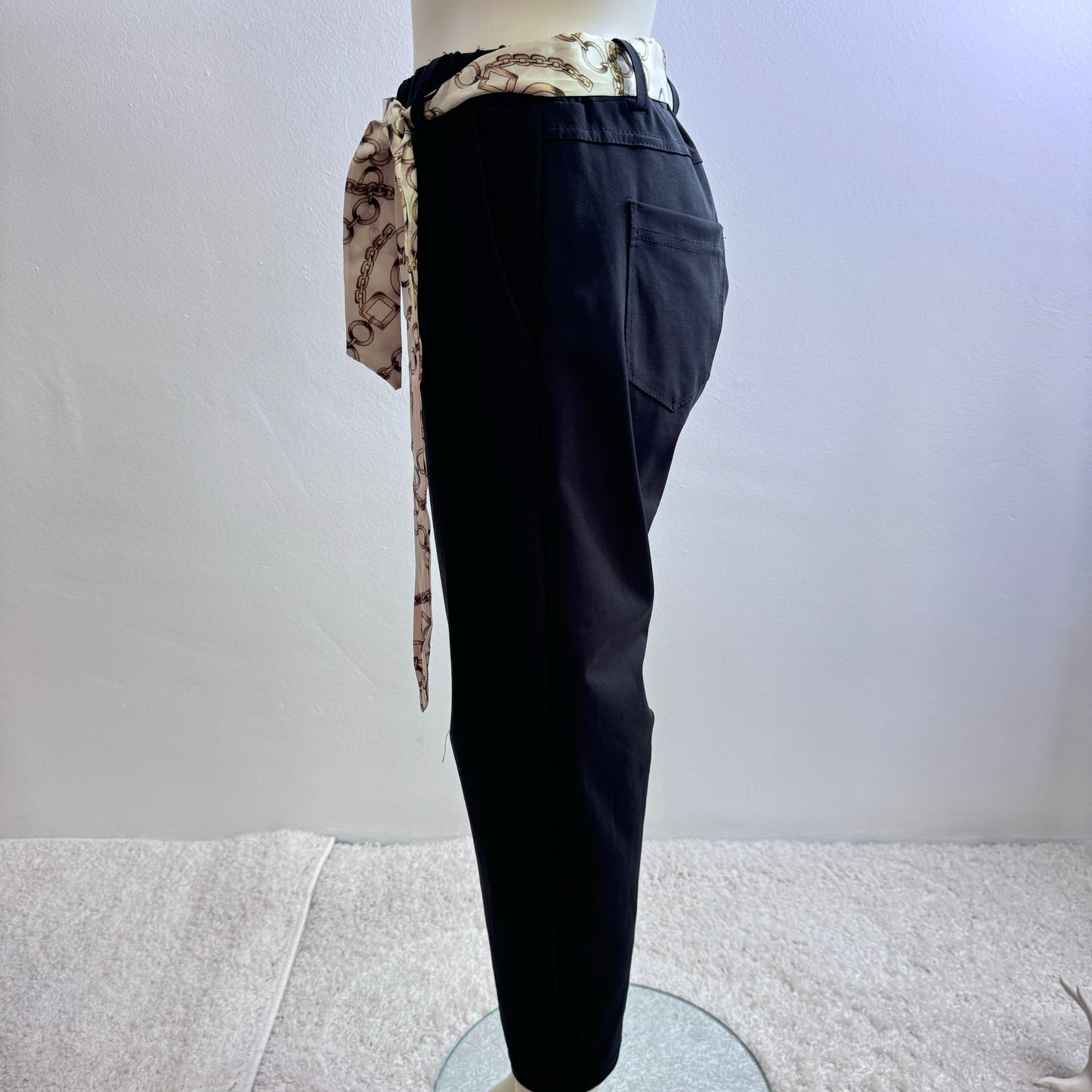 Elegante Damenhose mit Seidenschal