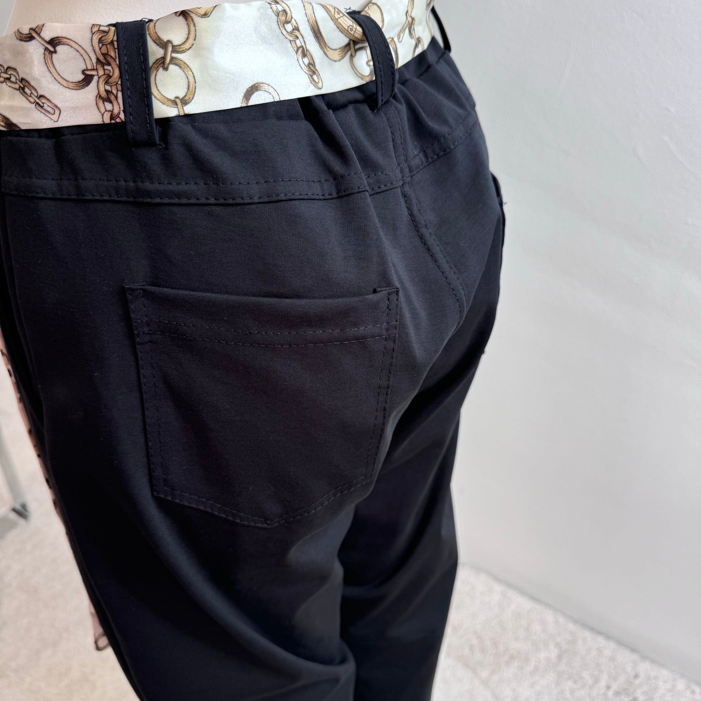 Elegante Damenhose mit Seidenschal