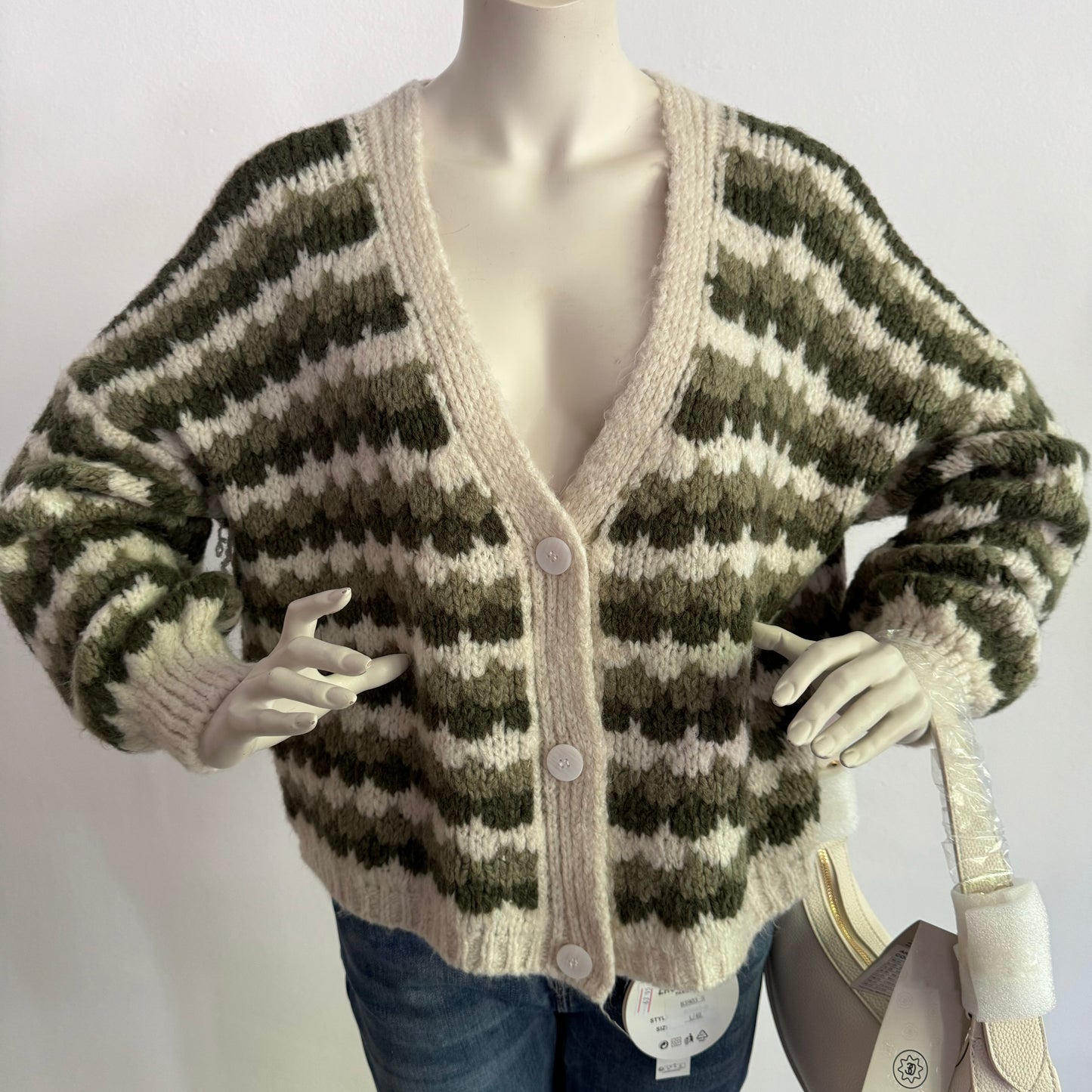 Strickjacke im trendigen Streifendesign