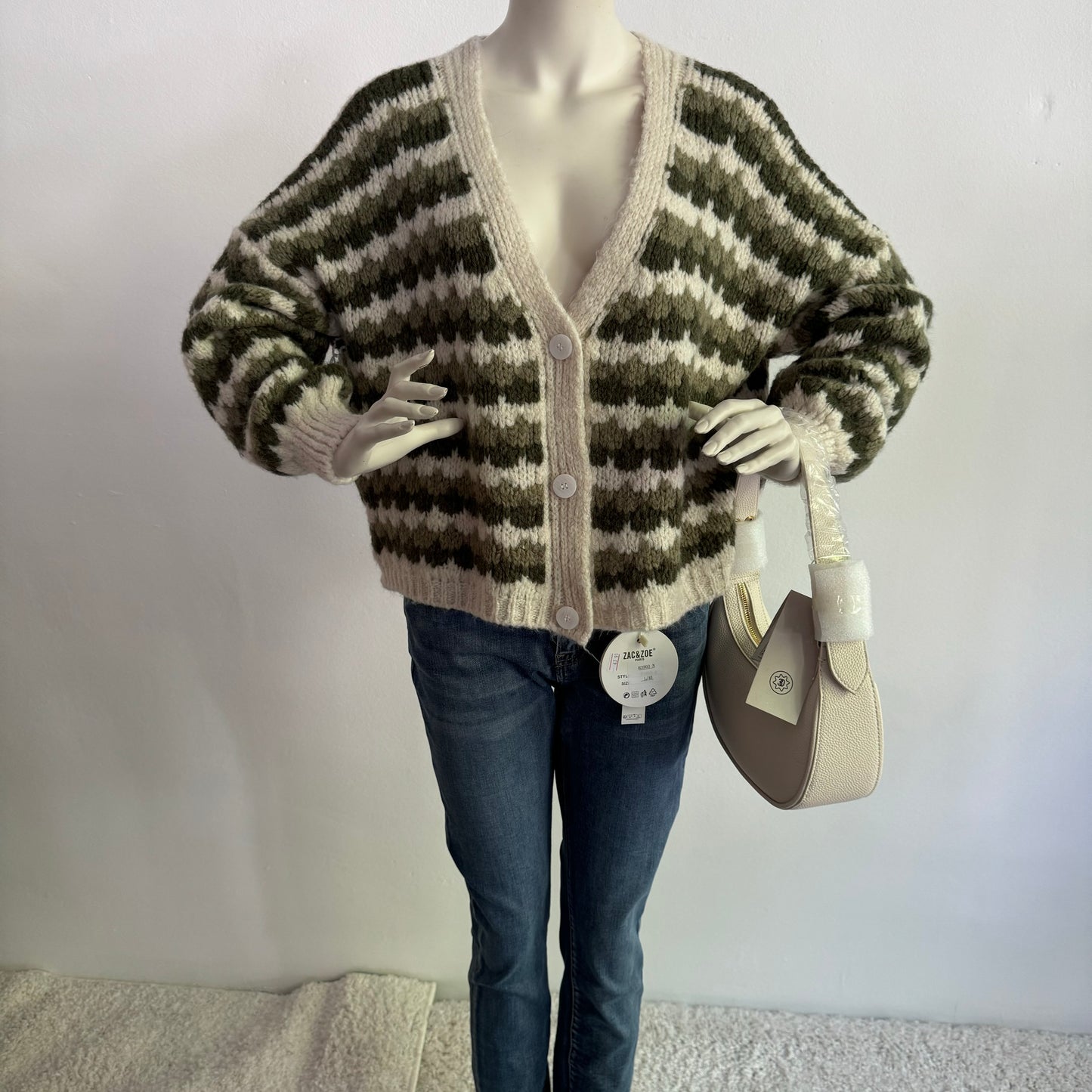 Strickjacke im trendigen Streifendesign