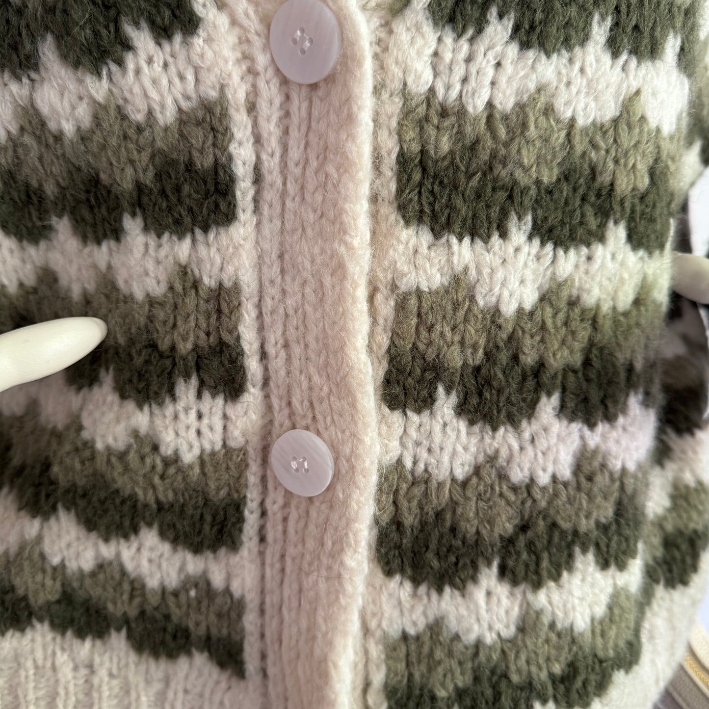 Strickjacke im trendigen Streifendesign