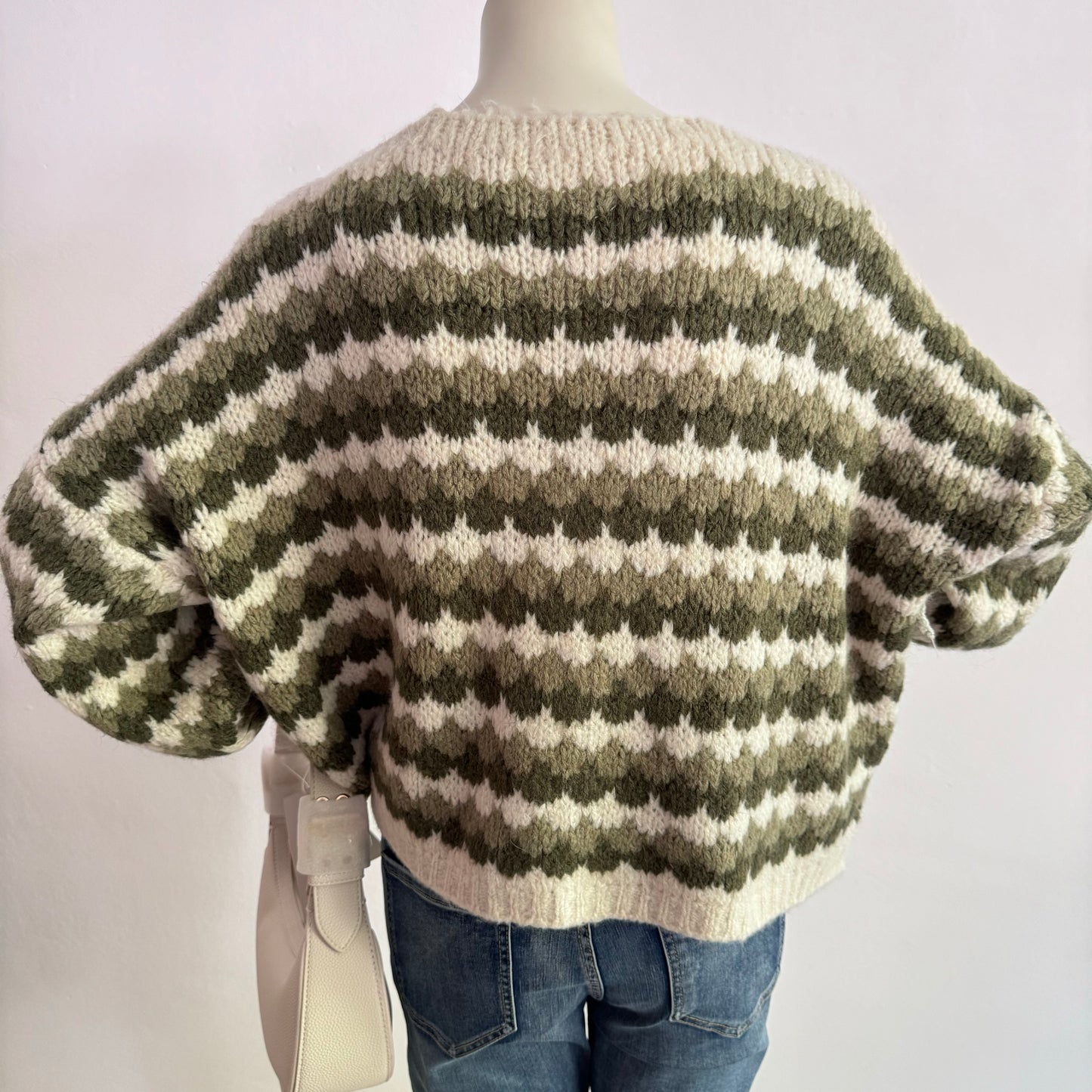 Strickjacke im trendigen Streifendesign