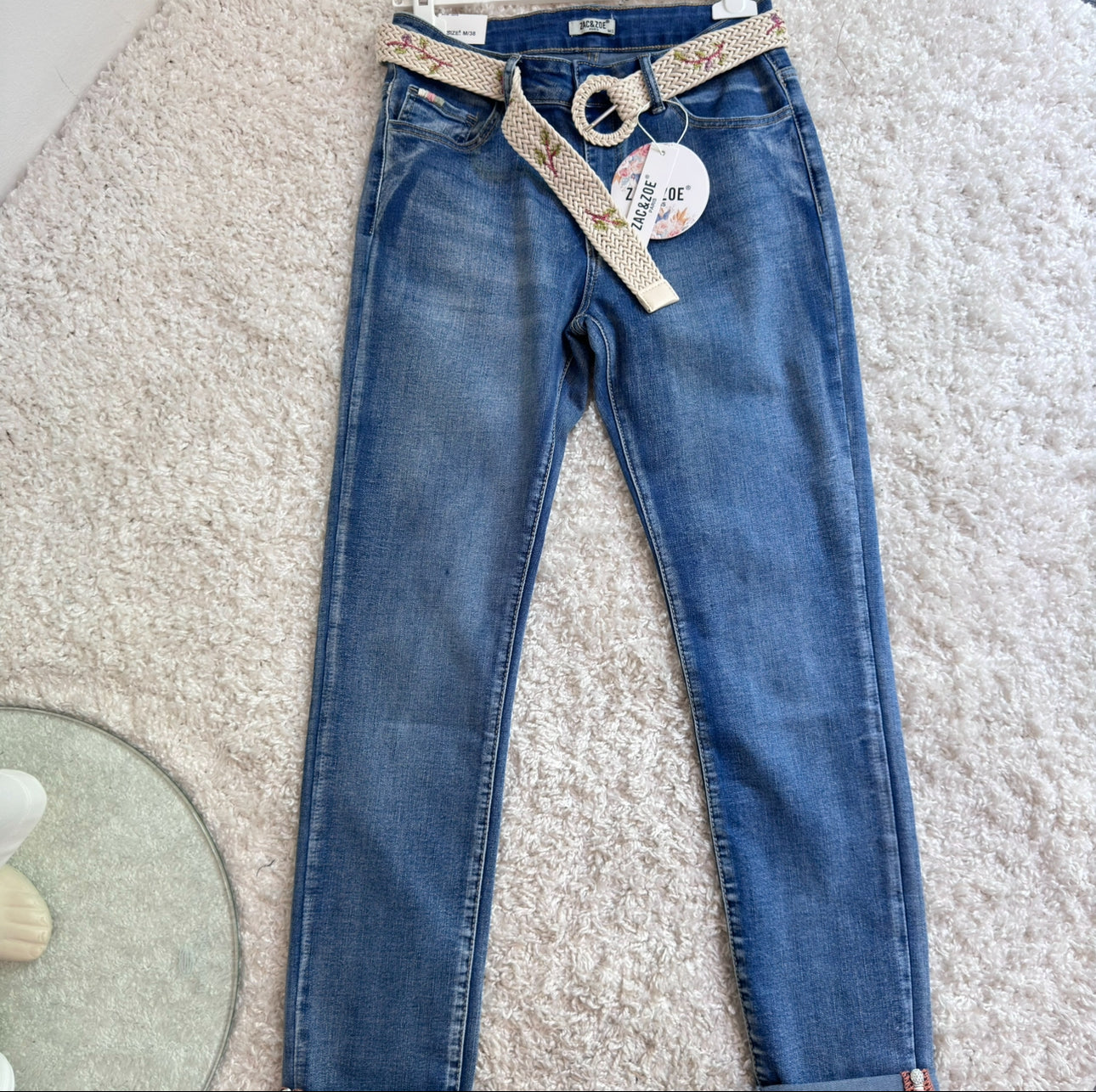 Jeans mit Stickgürtel