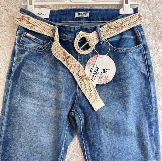 Jeans mit Stickgürtel